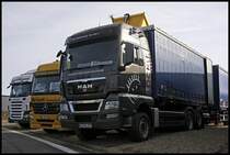 MAN TGX 26.440XLX von Lkw-Fahrschule-L�chle. Besitzt noch einen weiteren MAN TGA 26.460XXL. Daneben ein Actros 2654 von Braun Transporte. (26.07.2009)
