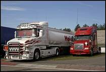 SCANIA HIGHLINE Hauber 144L T470 von Haisch aus Dornstetten und ein Volvo Hauber von Rosen Truck&Trailer Werlte stehen in einer Steigung unweit der M�llenbachkurve. (26.07.2009)

