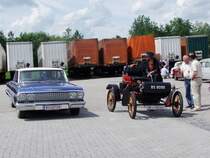  Welten  liegen zwischen Chevrolet (Bj.1963) und dem Oldsmobile, anlsslich der Oldtimerausstellung in Waldzell; 090726