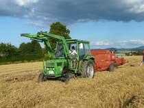 Deutz 5206 mit Welger Ballenpresse auf einem abgeernteten Getreidefeld in 36100 Petersberg-Marbach am 28.07.2009
