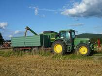 gleich ist der H�nger voll - John Deere 6900 wartet auf das Abfahrtsignal