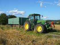 John Deere 6900 steht mit einem beladenen Getreideh�nger auf einem Feldweg in der Gemarkung von 36100 Petersberg-Marbach, 28.07.2009