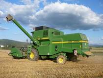 John Deere 1188 hat seine Arbeit auf dem Getreidefeld beendet, gesehen am 28.07.09 in der Gemarkung von 36100 Petersberg-Marbach