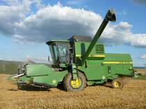 John Deere 1188 hat seine Arbeit auf dem Getreidefeld beendet, gesehen am 28.07.09 in der Gemarkung von 36100 Petersberg-Marbach