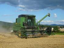 John Deere 1188 hat seine Arbeit auf dem Getreidefeld beendet, gesehen am 28.07.09 in der Gemarkung von 36100 Petersberg-Marbach