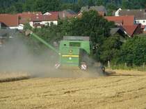 staubige Angelegenheit - John Deere 1188 bei der Getreideernte 2009