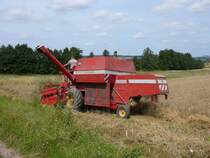 MF 186 unterwegs auf einem Getreidefeld in der Gemarkung von H�nfeld-R�ckers am 29.07.09