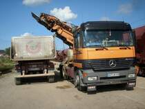 Mercedes-LKW mit Frderband am 31.Juli 2009 bei der Entladung von Kieswagen auf der Ladestrae in Bergen/Rgen.