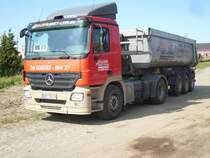 Mercedes-Kipper am 31.Juli 2009 auf der Ladestrae in Bergen/Rgen.