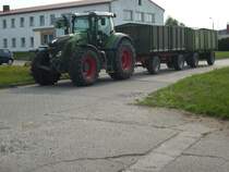 Fendt-Traktor mit zwei Hnger am 29.Juli 2009 unterwegs im Industriegelnde von Bergen/Rgen.