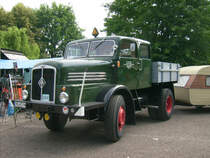H6Zugmaschine mit Doppelkabine am Sonntagmittag im AGRA Park bereitet sich zur Heimreise vor