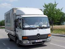 MB815 einer Waagenbaufirma aus Braunau/Inn ist auf der B143 bei Ried i.I. unterwegs; 090802