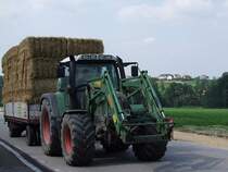 FENDT mit Frontladeeinrichtung zieht einen mit Strohballen beladenen Wagen; 090802