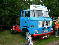 Nochmal von der anderen Seite zu sehen. Die IFA W50 Sattelzugmaschine mit fernbeim Bulldogtreffen in Markkleeberg