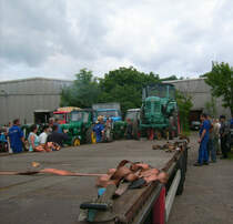 Der Famulus RS14/36 wird als erster auf dem Transporthnger im AGRA Park verladen. 