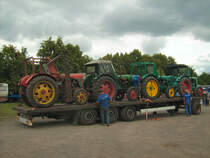 Famulus 30,40,46 und36 werden auf dem Transporthnger fr die Heimreise festgezurt
