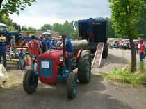 Der ITM 533 wird fr die Verladung auf dem Kras 255 in Position gefahren. Im heck hat er noch Staplergabeln auf denen eine gitterboxpalette mit Holz und dem Armeezelt obendrauf aufgenommen hat