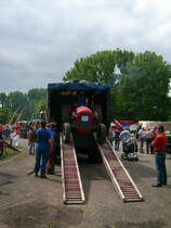 Fast geschafft, der ITM533 wird auf den Kras 255 verladen.