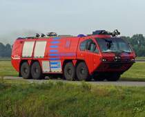 Feuerwehrfahrzeug der Flughafenfeuerwehr in Amsterdam Schiphol mit der Nr.32 1.8.2009