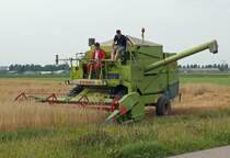 Ein Class Dominator Mhdrescher in der Nhe von Amsterdam Schiphol 1.8.2009