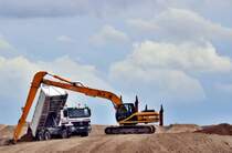 La ihn erstmal den Kram hinkippen, ich mach Pause sagt sich wohl der Bagger beim Stralsunder Sdhafen am 20.07.09