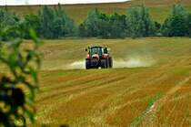 ein Case-Trac beim Dngerstreuen auf den Feldern rund um Stralsund