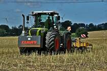 nicht allzuhufig zu sehen, ein CLAAS Xerion bei der Arbeit auf dem abgeernteten Rapsfeld bei Stralsund 07.09