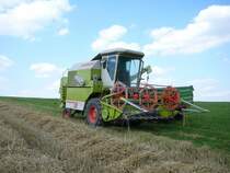 Claas Dominator 58 steht neben einem abgeernteten Feld in der Gemarkung Fulda-Dietershan im August 2009