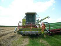 Claas Dominator 58 steht neben einem abgeernteten Feld in der Gemarkung Fulda-Dietershan im August 2009