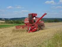 MF 186 bei der Getreideernte in der Gemarkung von Fulda-Dietershan im Juli 2009