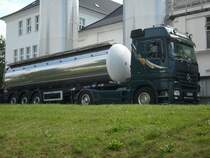 Mercedes-Milchlaster am Abend vom 04.August 2009 in der Molkerei von Bergen/Rgen.