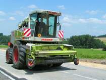 Selbstfahrender Hcksler CLAAS-Jaguar-PU300 am Weg zum nchsten Einsatzort; 090717