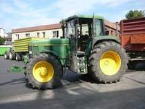 John Deere 6900 zur Getreideanlieferung bei der Raiffeisen-Warenzentrale in 36088 Hnfeld im August 2009
