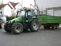 Deutz Agrotron 106 wartet auf die Entladung des Anhngers bei der Raiffeisenwarenzentrale in 36088 Hnfeld am 06.08.09