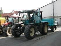 Fendt Xylon steht mit einem Anhänger auf der Waage der Raiffeienwarenzentrale in 36088 Hünfeld, 06.08.09