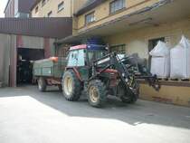 Zetor 1340 nach der Entladung des Anhngers bei der Raiffeisenwarenzentrale in 36088 Hnfeld am 06.08.09
