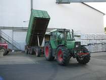 FENDT Favorit 611 LSA bei der Entladung seines Anhngers am 05.08.09 bei der Raiffeisenwarenzentrale in 36088 Hnfeld