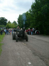 Straenlanz mit hinteren Zwillingsbereifung dreht am Sonntag Vormittag ihre Runde durch das AGRA Gelnde in Markkleeberg