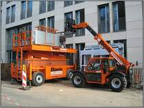 Arbeitsbhne und Teleskoplader von unbekannten Herstellern auf einer Baustelle in der Bsseldorfer Innenstadt, aufgenommen am 18.02.2009.

Nachtrag: Der Teleskopstapler stammt von dem hollndische Hersteller JLG. Dank an Ralf Kunkel fr die Info.