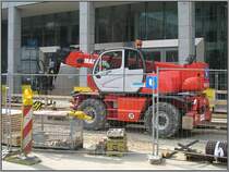 Dsseldorf, U-Bahn-Projekt Wehrhahnlinie, knftiger Haltepunkt Kirchplatz, 14.03.2009: Ein Manitou-Teleskoplader.  