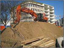 Dsseldorf, U-Bahn-Projekt Wehrhahnlinie, knftiger Haltepunkt Schadowstrae, 01.04.2009: Ein Hitachi-Bagger hat es sich auf einem groen Haufen Aushub gemtlich gemacht.
