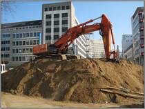 Dsseldorf, U-Bahn-Projekt Wehrhahnlinie, knftiger Haltepunkt Schadowstrae, 01.04.2009: Ein Hitachi-Bagger hat es sich auf einem groen Haufen Aushub gemtlich gemacht.