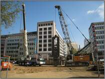Dsseldorf, U-Bahn-Projekt Wehrhahnlinie, knftiger Haltepunkt Schadowstrae, 20.04.2009: Autokran und Seilbagger, beide vom Hersteller Liebherr, gemeinsam im Einsatz.