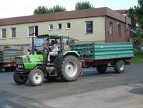 Deutz DX 3.30 mit einer Getreidefuhre wartet auf die Abfertigung bei der Raiffeisenwarenzentrale in 36088 Hnfeld, 07.08.09