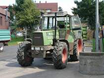 Fendt Favorit 611 LS wartet auf die Entladung des Anhngers bei der Raiffeisenwarenzentrale in 36088 Hnfeld am 07.08.09