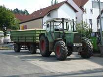 Fendt Favorit 611 LS wartet auf die Entladung des Anhngers bei der Raiffeisenwarenzentrale in 36088 Hnfeld am 07.08.09