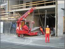 Dieses interessante Arbeitsfahrzeug war am 24.04.2009 auf einer Baustelle in der D�sseldorfer Schadowstra�e aktiv. Ich habe keine Ahnung, als was man das klassifizieren k�nnte.