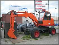 Vor dem Tor eines Baumaschinen-Verleihers in D�sseldorf steht diese alte Bagger wohl als Ausstellungst�ck. (07.05.2009)