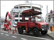 Unimog mit Arbeitsger�t (Kran?) und Arbeitsb�hne eines unbekannten Herstellers, aufgenommen am 07.05.2009 beim D�sseldorfer Flughafen.