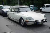 Ebenfalls in Wiesbaden am 30.07.2009, jedoch in einer v�llig anderen Ecke der Stadt, stand dieser Citroen ID 21 F Break 